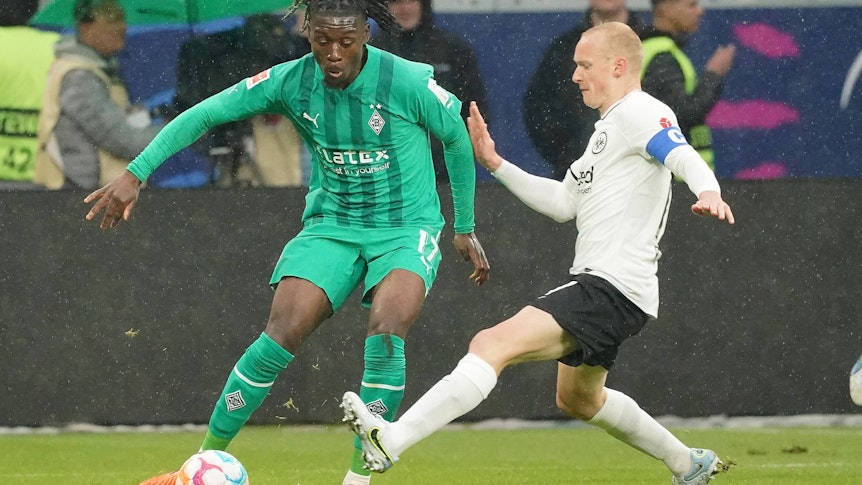 Borussia Mönchengladbach und Eintracht Frankfurt haben sich am Samstagabend (15. April 2023) mit 1:1 voneinander getrennt. Das Foto zeigt Manu Koné (l.) und Sebastian Rode (r.) im Zweikampf.