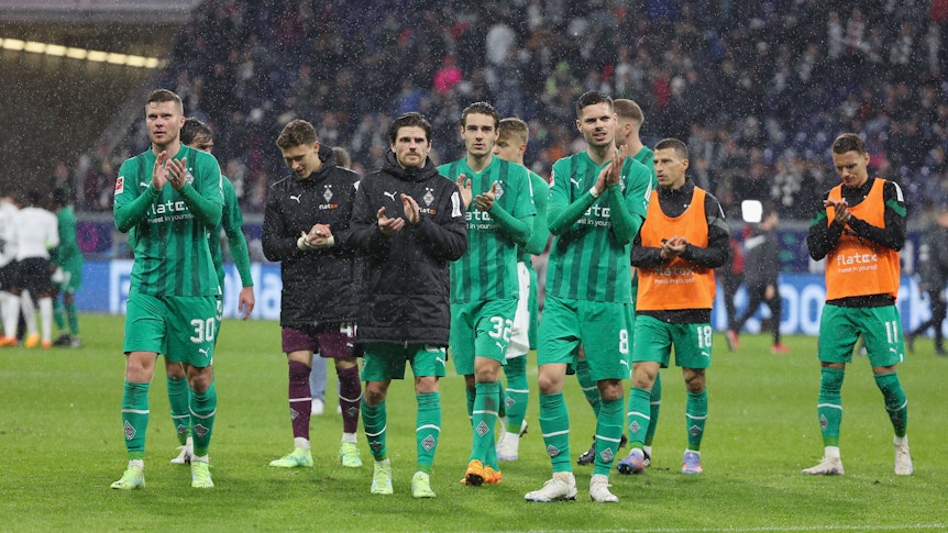 Die Mannschaft von Borussia Mönchengladbach bedankt sich nach dem Auswärtsspiel bei Eintracht Frankfurt am 15. April 2023 bei den mitgereisten Fans.