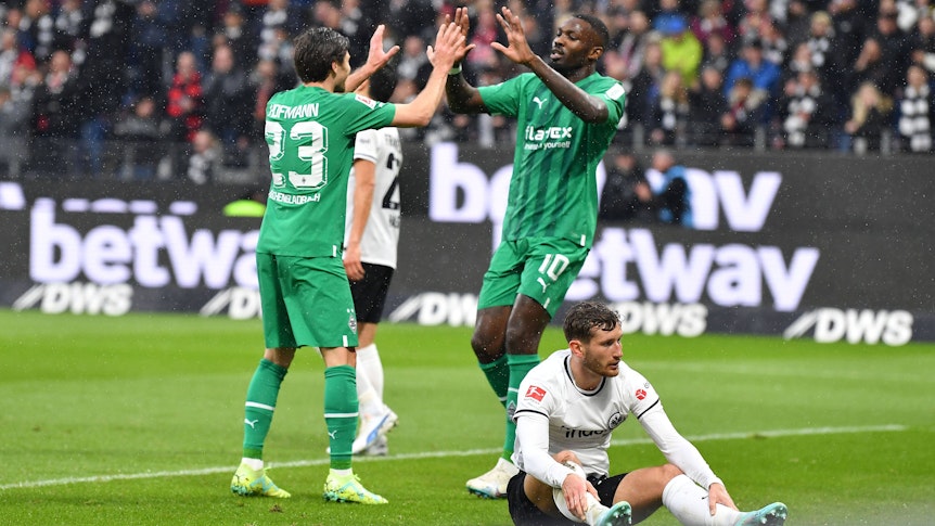 Jonas Hofmann (l.) und Marcus Thuram bejubeln den Treffer zum 1:0 von Borussia Mönchengladbach bei Eintracht Frankfurt am 15. April 2023.