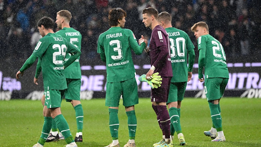 Jonas Omlin (3.v.r) war der beste Spieler von Borussia Mönchengladbach beim Auswärtsspiel bei Eintracht Frankfurt am 15. April 2023. Das Foto zeigt den Gladbach-Torhüter mit Joe Scally, Marvin Friedrich, Ko Itakura, Nico Elvedi und Luca Netz (v.l.n.r.).