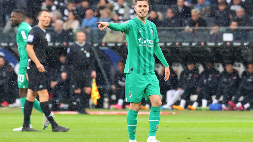 Julian Weigl am 15. April 2023 beim Bundesliga-Spiel bei Eintracht Frankfurt. Das Foto zeigt ihn beim Geben von Anweisungen.