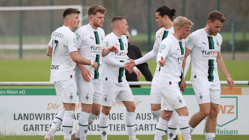 Die U23 von Borussia Mönchengladbach bejubelt das zwischenzeitliche 1:0 durch Phil Beckhoff (M.) im Spiel der Regionalliga West am 15. April 2023 beim SV Straelen.