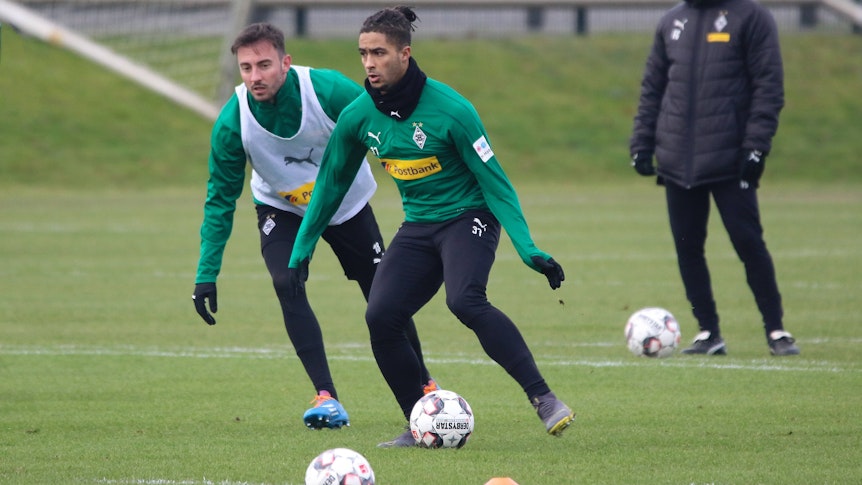 Keanan Bennetts (r.) gelang ebenso wie Josip Drmic, seinem ehemaligen Teamkollegen bei Borussia Mönchengladbach, der Gladbach-Durchbruch nicht. Das Foto zeigt die beiden Ex-Fohlen im Training am 13. Februar 2019.