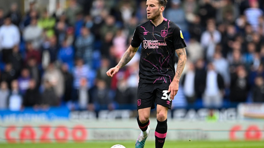 Jordan Beyer, hier am 15. April 2023 bei einem Spiel des FC Burnely gegen den FC Reading, kann Borussia Mönchengladbach für eine festgeschriebene Ablösesumme verlassen und fest zu dem englischen Klub wechseln.