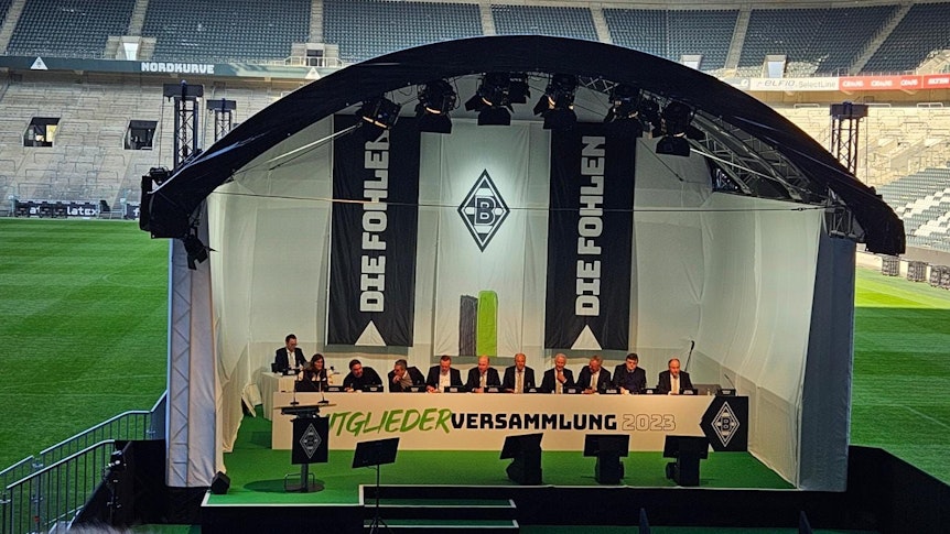 Das Podium der Mitgliederversammlung im Borussia-Park am 17. April 2023.