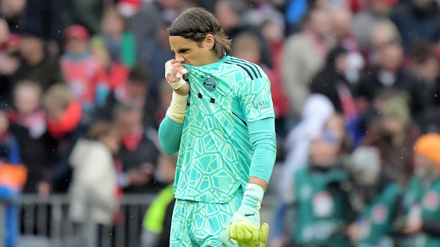 Yann Sommer (Bayern München) zieht sein Trikot ins Gesicht.