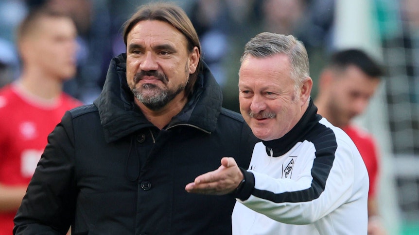 Gladbach-Traner Daniel Farke (l.) und Borussia-Manager Roland Virkus (r.), auf diesem Foto am 9. Oktober 2022 zu sehen. Virkus macht auf dem Spielfeld eine Geste.