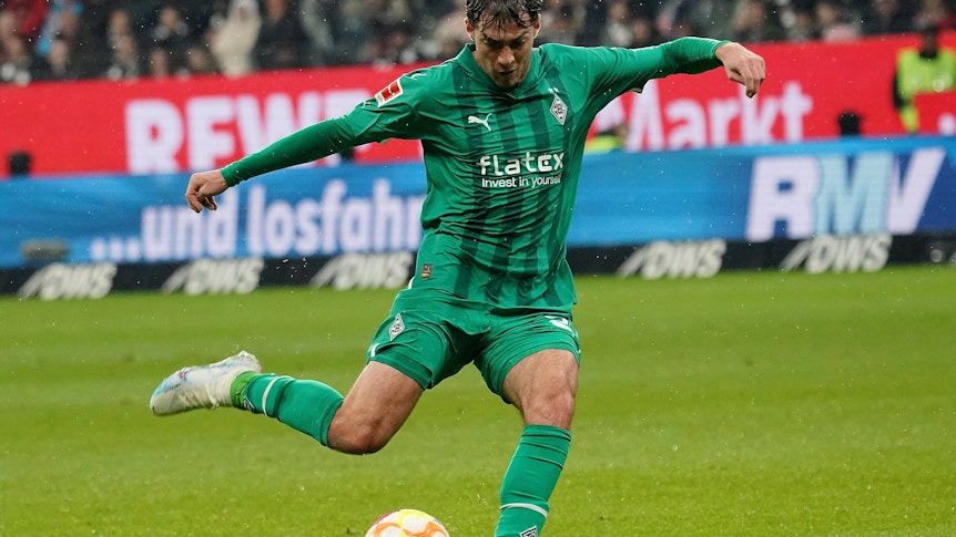 Joe Scally von Borussia Mönchengladbach hat seinen Vertrag bis 2027 verlängert. Das Foto zeigt den Youngster am 15. April 2023 beim Spiel in Frankfurt.