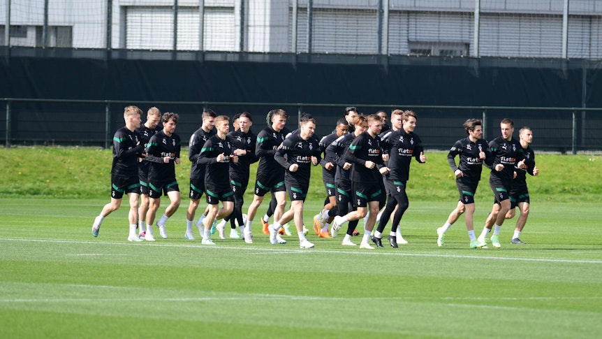 Die Mannschaft von Borussia Mönchengladbach läuft beim Training am 21. April 2023 über den Trainingsplatz im Borussia-Park.