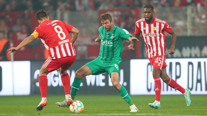 Borussia Mönchengladbach trifft am Sonntagabend (23. April 2023/19.30 Uhr) im Bundesliga-Duell des 29. Spieltags im heimischen Borussia-Park auf Union Berlin. Das Foto zeigt Gladbachs Christoph Kramer (Mitte) im Hinspiel am 30. Oktober 2022 im Zweikampf mit Unions Rani Khedira (l.).