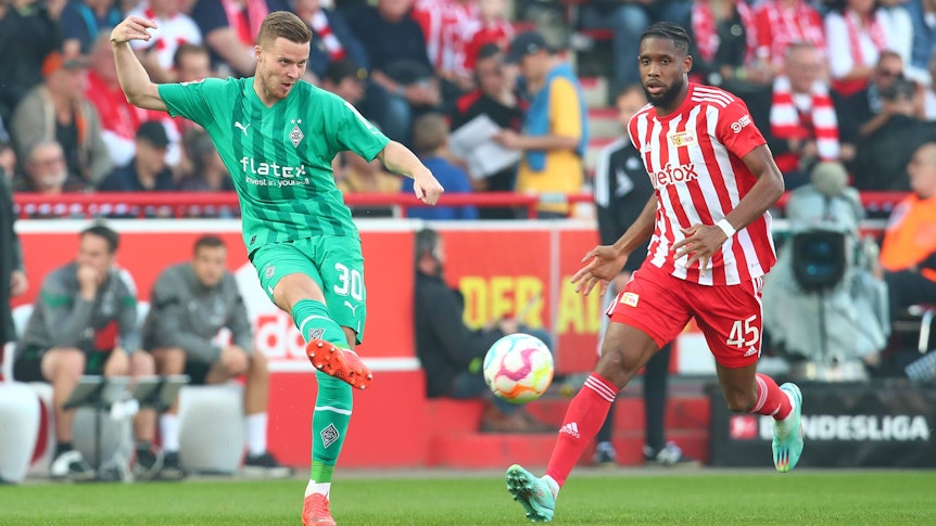 Borussia Mönchengladbach emfpängt am Sonntagabend (23. April 2023, 19.30 Uhr) Union Berlin zum Bundesliga-Match des 29. Spieltags. Das Foto zeigt Union-Profi Jordan (r.) im Duell um den Ball mit Gladbachs Nico Elvedi (l.) im Hinspiel am 30. Oktober 2022 an der Alten Försterei.