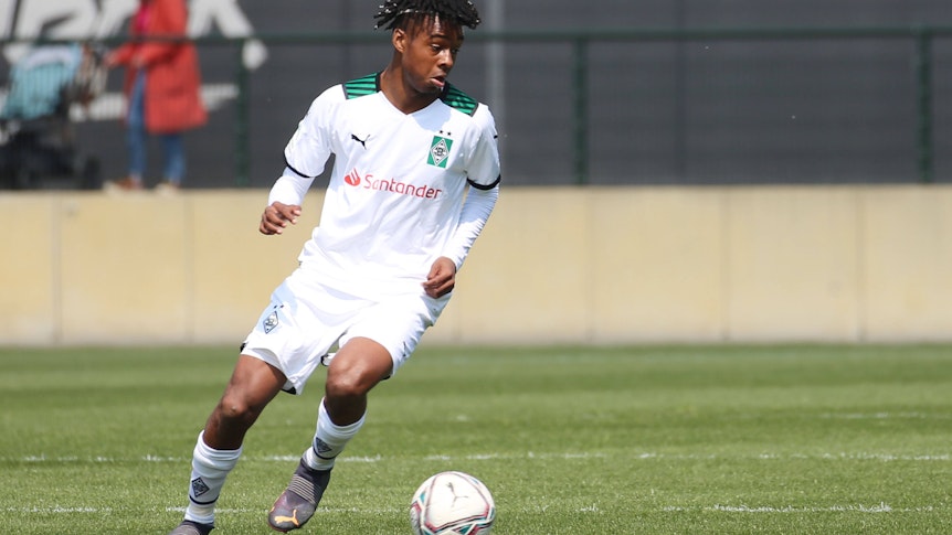Noah Adedeji, hier am 20. August 2022 bei einem Spiel der U17 von Borussia Mönchengladbach gegen Arminia Bielefeld, brachte am Samstag (22. April 2023) die U19-Fohlen mit seinem Treffer im Niederrheinpokal-Halbfinale auf die Siegesstraße.