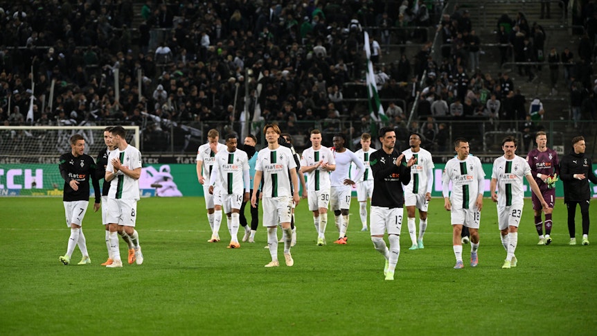 Die Spieler von Borussia Mönchengladbach bedanken sich bei den Gladbach-Fans bei einer Extrarunde nach der Bundesliga-Niederlage gegen Union Berlin am 23. April 2023.