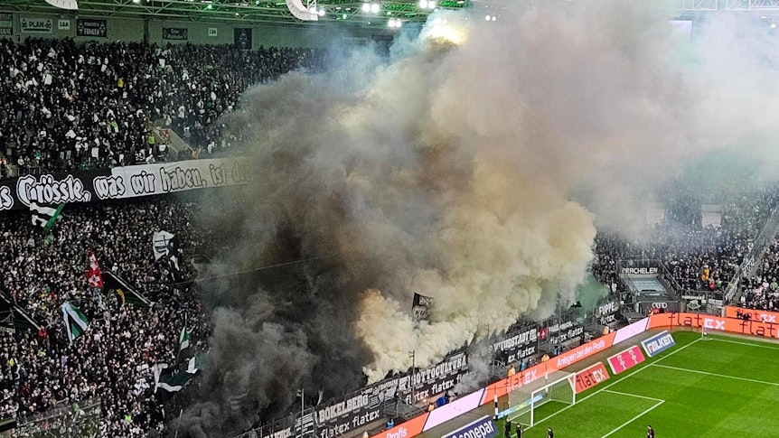 Die Fans von Borussia Mönchengladbach zündeln vor dem Bundesliga-Spiel gegen Union Berlin am 23. April 2023 in der Nordkurve.