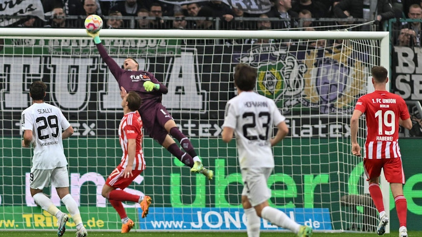 Borussia Mönchengladbach unterlag Union Berlin am Sonntag (23.April 2023) mit 0:1. Das Foto zeigt Gladbach Keeper Jonas Omlin bei einer spektakulären Parade.