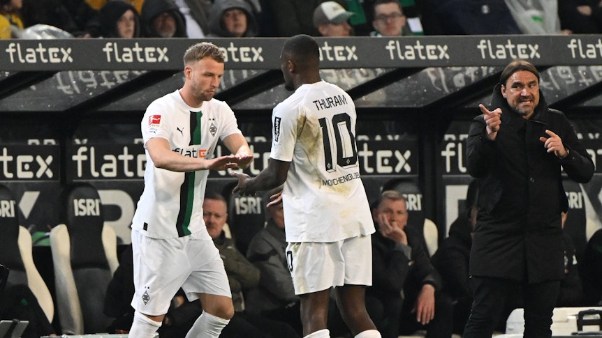 Marvin Friedrich (l.) wird am 23. April 2023 im Bundesliga-Spiel von Borussia Mönchengladbach gegen Union Berlin für den angeschlagenen Marcus Thuram eingewechselt.