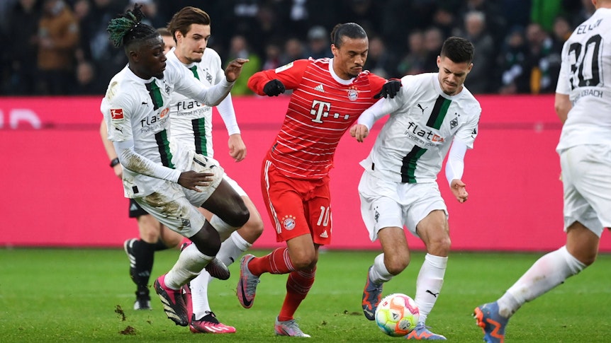Manu Koné, Florian Neuhaus und Julian Weigl (v.l.n.r.) kämpfen für Borussia Mönchengladbach mit Leroy Sané im Spiel der Gladbacher gegen Bayern München am 18. Februar 2023 um den Ball.