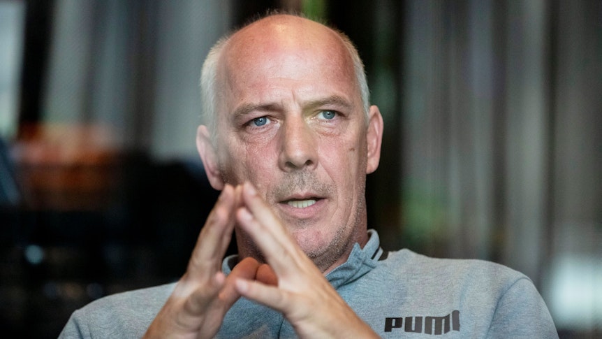 Mario Basler faltet beim Gespräch die Hände zuammen.