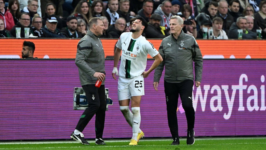 Ramy Bensebaini mit schmerzverzerrtem Gesicht am 23. April 2023 beim Bundesliga-Spiel zwischen Borussia Mönchengladbach und Union Berlin.