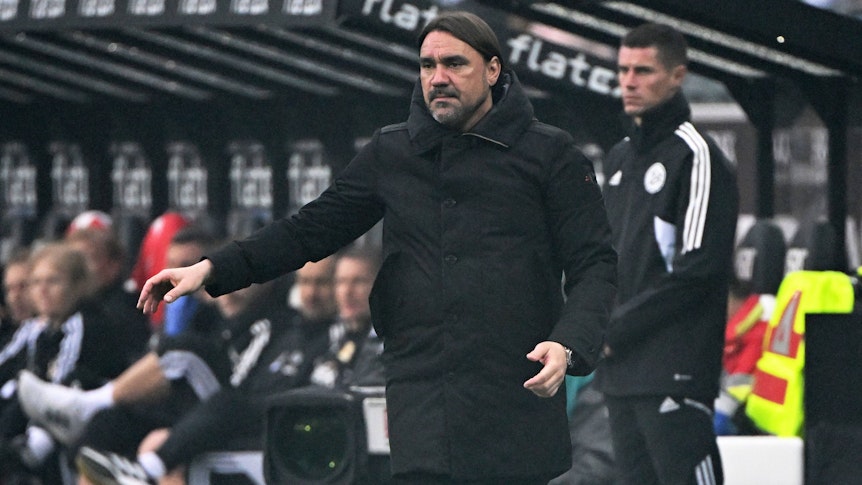 Daniel Farke, Trainer von Borussia Mönchengladbach, steht beim Bundesliga-Spiel gegen Union Berlin am 23. April 2023 in seiner Coaching-Zone und dirigiert mmit seinem rechten Arm.