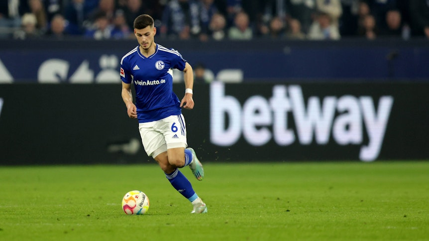 Tom Krauß vom FC Schalke 04, hier am 14. April 2023 beim Spiel gegen Hertha BSC,mit dem Ball am Fuß.