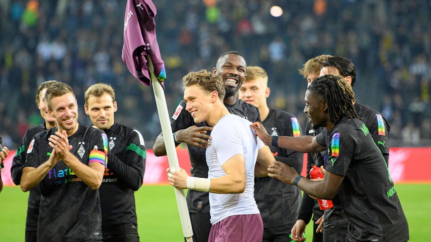 Treue Borussen! Die Gladbach-Profis Patrick Herrmann (l.), Tony Jantschke (3.v.l.) und Torhüter Jan Olschowsky (M.), hier zu sehen mit ihren Teamkollegen am 11. November 2022 im Borussia-Park. Herrmann und Jantschke klatschen in die Hände, Olschowsky hält die Eckfahne samt seines Trikots in der linken Hand.