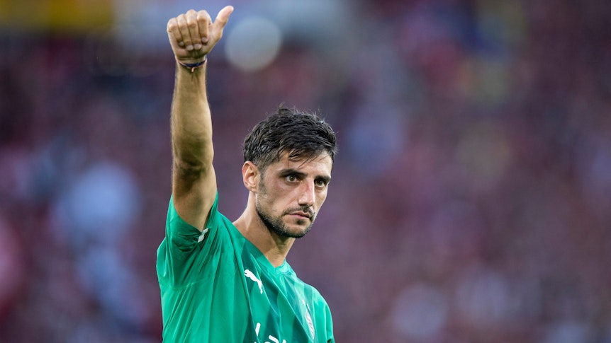 Gladbachs Lars Stindl bedankt sich nach dem Spiel bei den Fans für die Unterstützung.