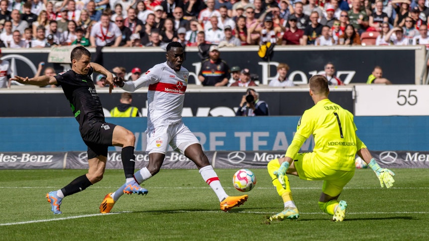 Stefan Lainer (l.) und Jonas Omlin (r.) von Borussia Mönchengladbach versuchen am 29. April 2023 mit vereinten Kräften, Silas Katompa Mvumpa vom VfB Stuttgart) zu stoppen.