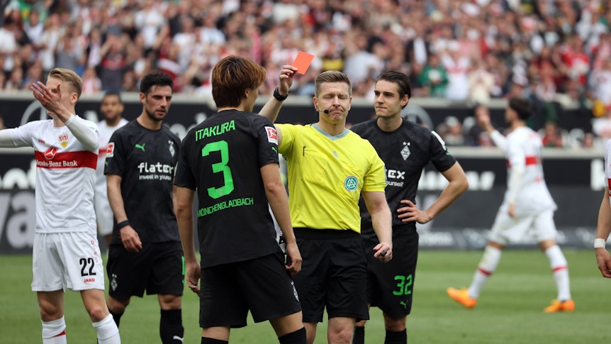 Schiedsrichter Tobias Welz zeigt Ko Itakura (Nr. 3) von Borussia Mönchengladbach am 29. April 2023 gegen den VfB Stuttgart die Rote Karte.