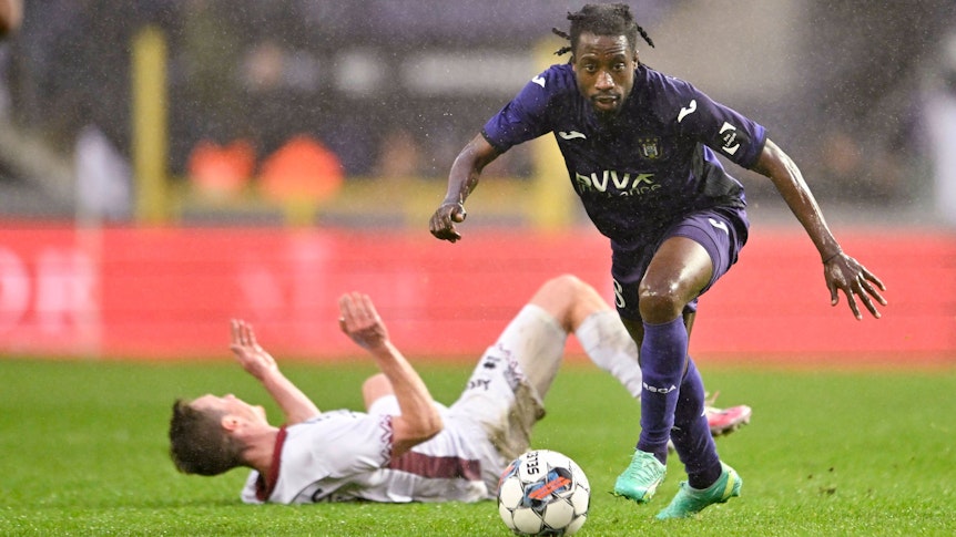 Ein Kraftpaket in Aktion! Majeed Ashimeru (r.) vom belgischen Klub RSC Anderlecht soll angeblich ein Transferkandidat bei Fußball-Bundesligist Borussia Mönchengladbach sein. Auf diesem Bild ist der Mittelfeldspieler am 23. April 2023 im Duell gegen KV Mechelen zu sehen. Majeed Ashimeru behauptet den Ball und treibt mit dem Ball am Fuß das Spiel an.