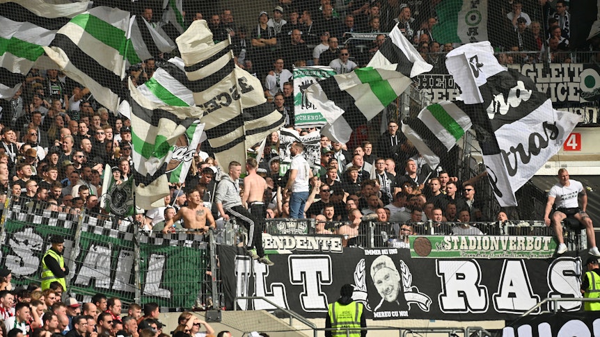 Unmut bei den Gladbach-Fans im Stuttgarter Stadion. Dieses Foto zeigt die Borussia-Anhänger während der Bundesliga-Niederlage (29. April 2023) der Fohlen-Elf beim VfB Stuttgart. Einige Fans sitzen auf einem Absperrungszaun.
