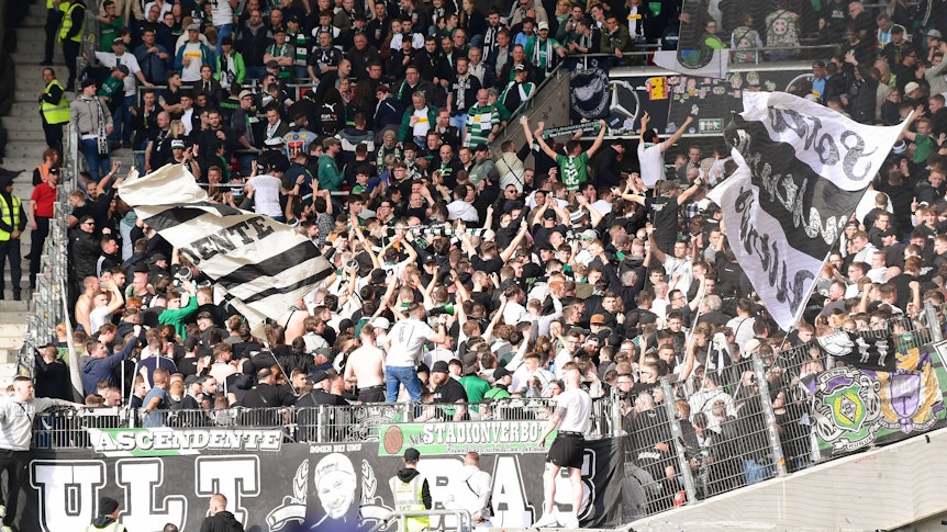 Fans von Borussia Mönchengladbach machen im Gästeblock des Stuttgarter Stadions deutlich, was sie von den sportlichen Leistungen ihrer Mannschaft halten. Sie wenden sich demonstrativ nach dem 1:2 beim VfB (29. April 2023) vom eigenen Team ab.