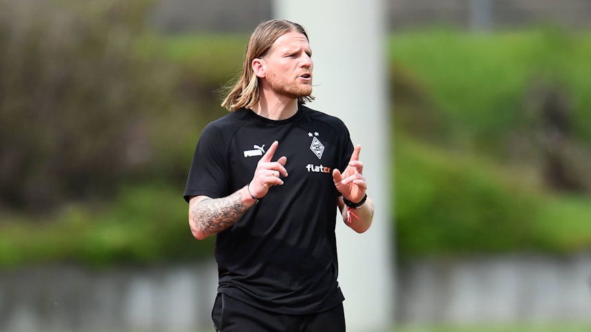 Eugen Polanski, Trainer der U23 von Borussia Mönchengladbach, gibt im Regionalliga-West-Derby gegen den 1. FC Köln II (22. April 2023) Anweisungen an der Seitenlinie.