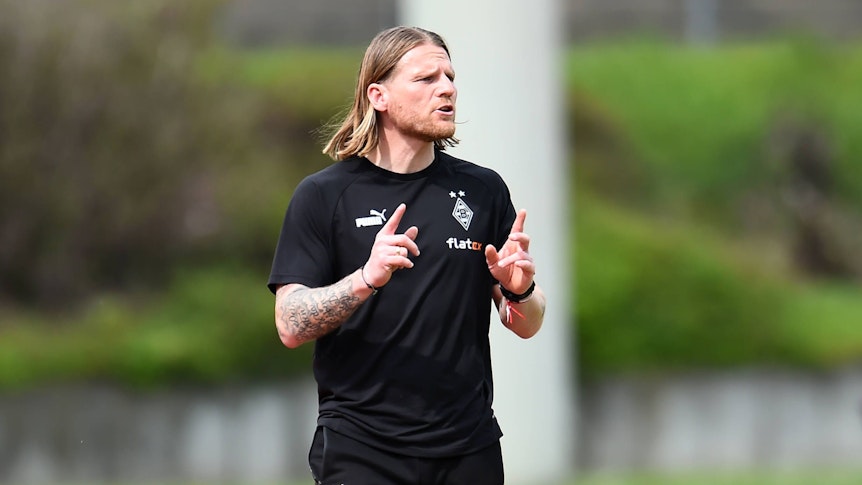 Eugen Polanski, Trainer der U23 von Borussia Mönchengladbach, gibt im Regionalliga-West-Derby gegen den 1. FC Köln II (22. April 2023) Anweisungen an der Seitenlinie.