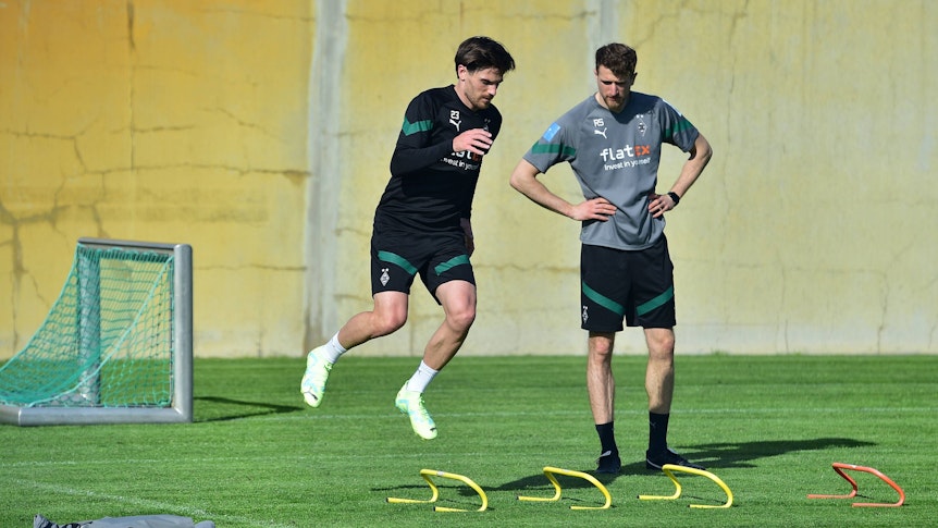 Jonas Hofmann von Borussia Mönchengladbach trainiert am 2. Mai 2023 individuell mit Athletiktrainer Roman Steinweg. Hofmann springt über kleine gelbe Hürden.