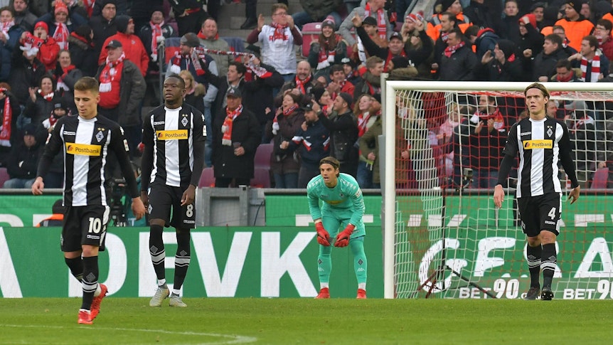 Jannik Vestergaard (r.) schaut nach einem Gegentreffer im Bundesliga-Spiel von Borussia Mönchengladbach beim 1. FC Köln am 14. Januar 2018 konsterniert nach vorne. Das Foto zeigt den Dänen mit seinen damaligen Gladbach-Mitspielern Thorgan Hazard, Denis Zakaria und Yann Sommer (v.l.n.r.).