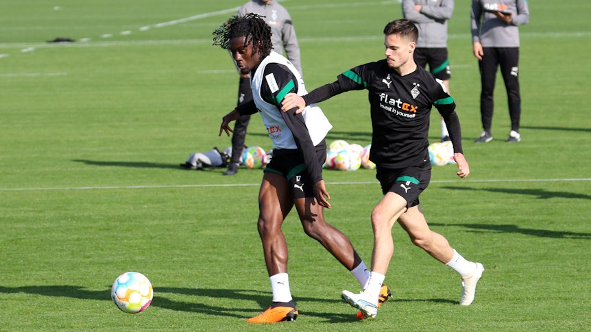 Manu Koné (l.) führt im Training von Borussia Mönchengladbach am 2. Mai 2023 einen Zweikampf mit Julian Weigl.