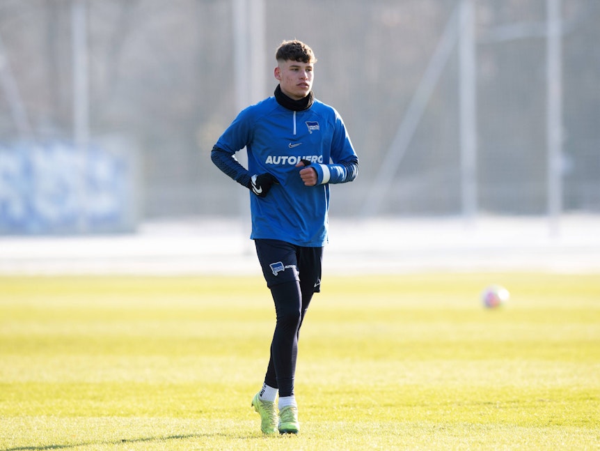 Linksverteidiger Lukas Ullrich, hier am 8. Februar 2023 im Training von Hertha BSC, wechselt ablösefrei zu Borussia Mönchengladbach.