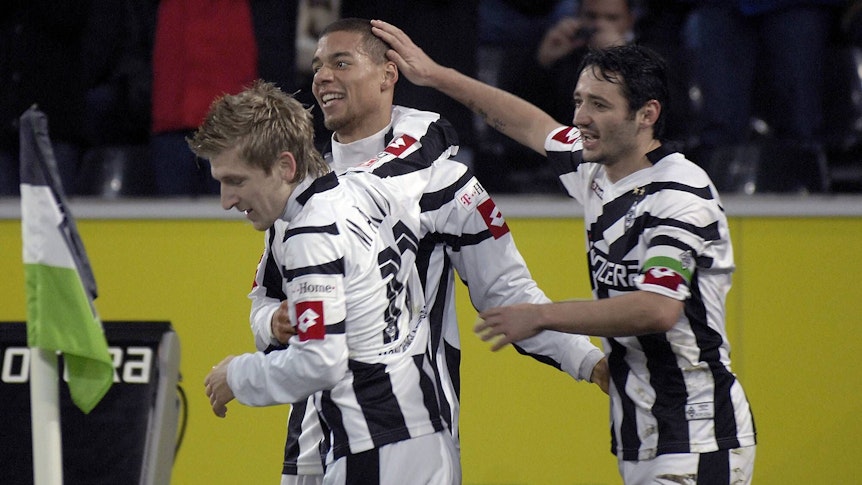 Das Offensiv-Trio bei Borussia Mönchengladbach in der Aufstiegssaison 2007/08. Marko Marin, Marcel Ndjeng und Oliver Neuville bejubeln einen Treffer am 23. November 2007.