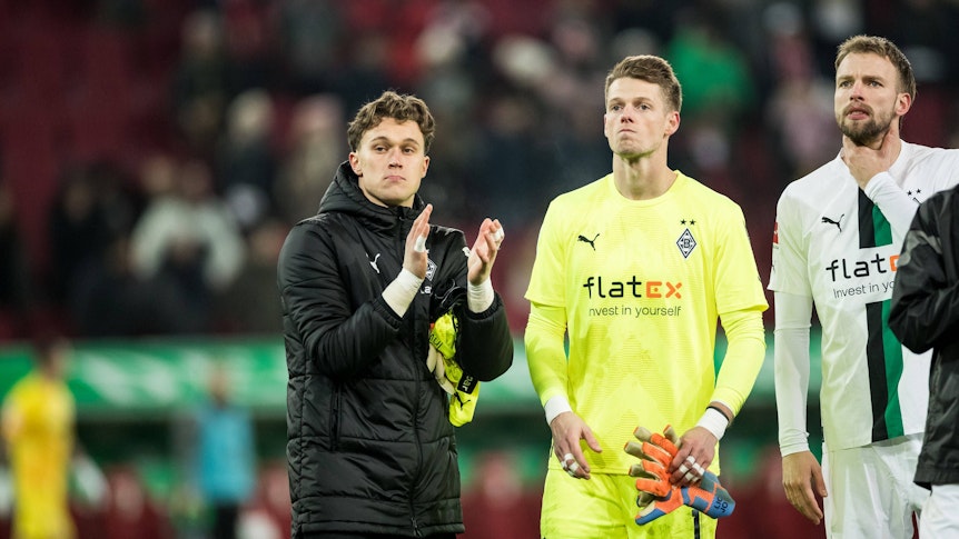 Die Torhüter Jan Olschowsky (l.) und Jonas Omlin von Borussia Mönchengladbach am 25. Januar 2023 nach dem Auswärtsspiel gegen den FC Augsburg.