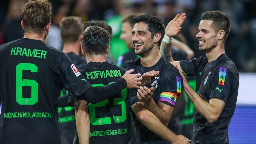Christoph Kramer, Jonas Hofmann, Lars Stindl und Julian Weigl (v. l. n. r) bejubeln am 11. November 2022 gemeinsam ein Tor für Borussia Mönchengladbach gegen Borussia Dortmund.