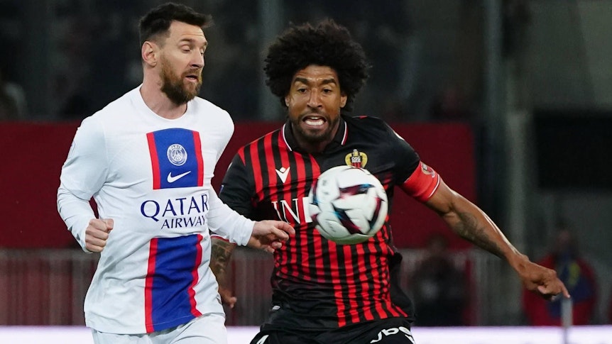 Ex-Gladbach-Profi Dante (r.) am 8. April 2023 im Trikot der OGC Nizza gegen Lionel Messi von Paris Saint-Germain.