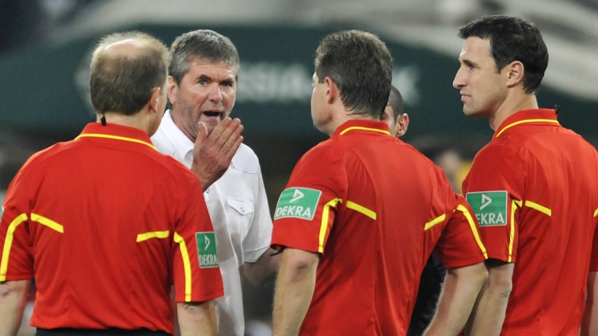 Ex-Bochum-Trainer Friedhelm Funkel diskutiert mit dem Schiedsrichtergespann während des Bundesliga-Relegationskrimis am 19. Mai 2011 gegen Borussia Mönchengladbach im Borussia-Park. Funkel gestikuliert und schimpft sichtlich aufgebracht.