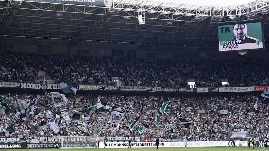 Die Fans in der Nordkurve im Borussia-Park, hier zu sehen vor dem Bundesliga-Spiel (6.Mai 2023) von Borussia Mönchengladbach gegen den VfL Bochum. Die Anhänger singen und schwenken ihre Fahnen.