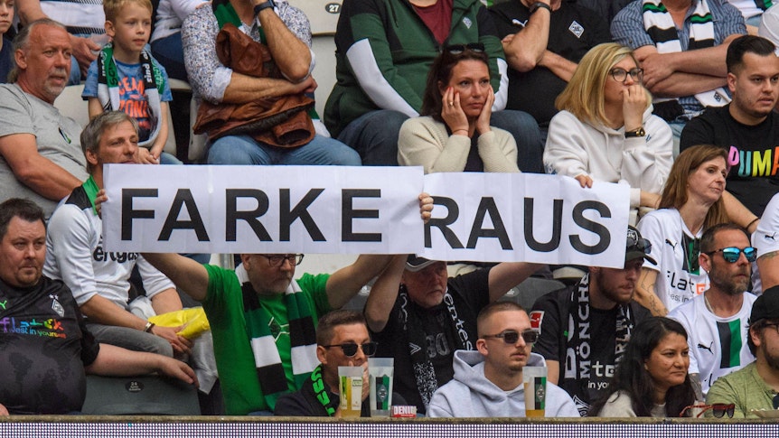 Gladbach-Fans zeigen (6. Mai 2023) im Borussia-Park ein Wut-Banner und fordern die Entlassung von Borussia-Trainer Daniel Farke.