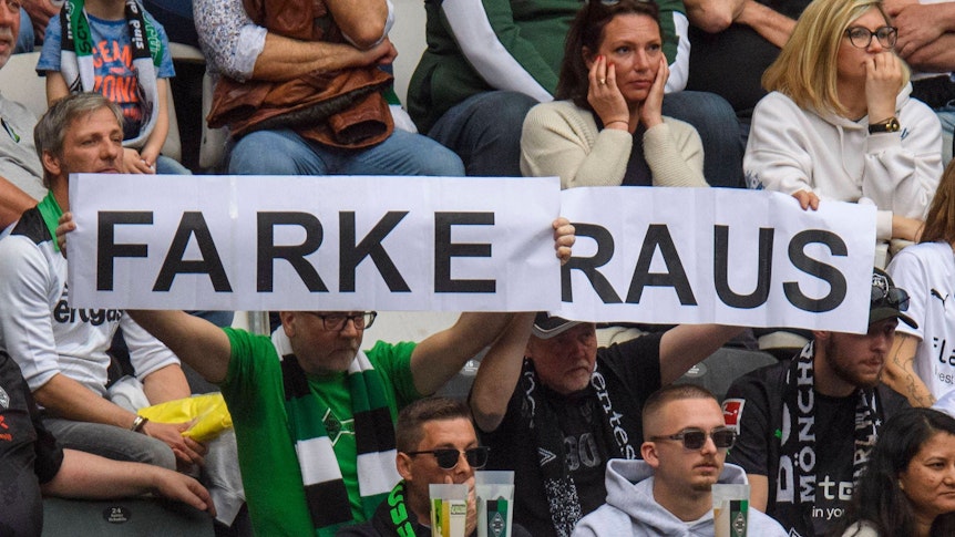 Gladbach-Fans zeigen (6. Mai 2023) im Borussia-Park ein Wut-Banner und fordern die Entlassung von Borussia-Trainer Daniel Farke.