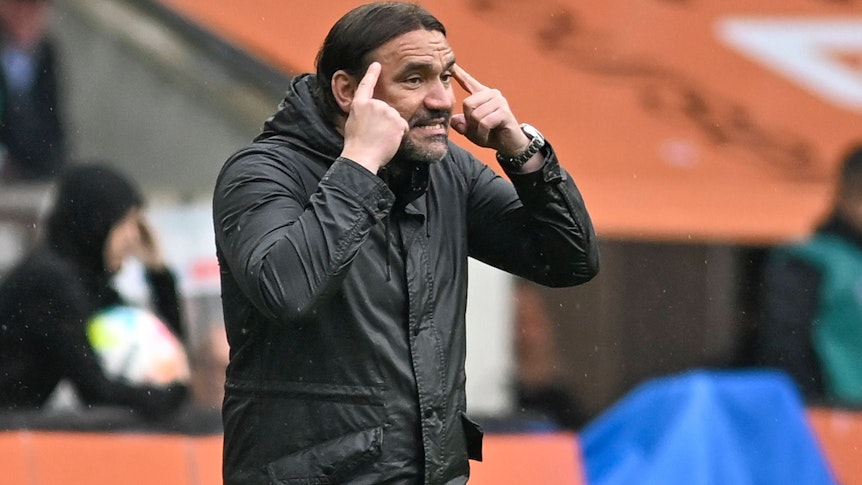 Gladbach-Trainer Daniel Farke, hier zu sehen während der Bundesliga-Partie (6. Mai 2023) gegen den VfL Bochum im Borussia-Park. Farke macht mit seinen beiden Händen eine Geste.