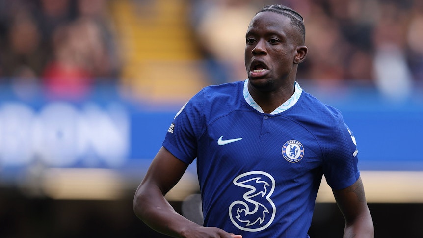 Ex-Gladbach-Profi Denis Zakaria, hier zu sehen am 15. April 2023 im Trikot seines aktuellen Klubs Chelsea London an der Stamford Bridge. Er ist in Bewegung und wirkt fokussiert.