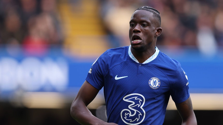Ex-Gladbach-Profi Denis Zakaria, hier zu sehen am 15. April 2023 im Trikot seines aktuellen Klubs Chelsea London an der Stamford Bridge. Er ist in Bewegung und wirkt fokussiert.
