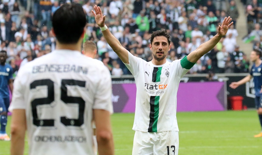 Gladbach-Kapitän Lars Stind jubelt am 6. Mai 2023 im Borussia-Park nach dem Bundesliga-Duell gegen den VfL Bochum. Im Vordergrund ist Team-Kollege Ramy Bensebaini zu sehen. Stindl hebt die Arme hoch.